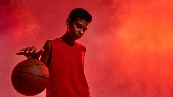 Átgondolt fekete fiú kosárlabda játékos labdával — Stock Fotó