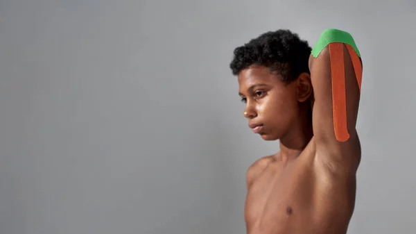 Σκέψη μαύρο αγόρι με αγκώνα με σοβάδες — Φωτογραφία Αρχείου