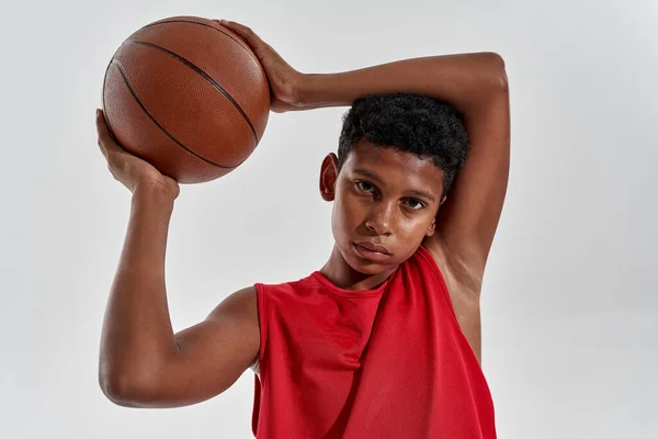 Pemuda kulit hitam yang percaya diri memegang bola basket — Stok Foto