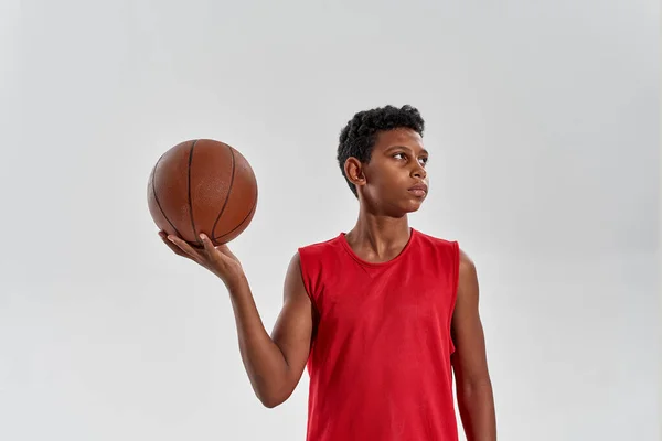 Konsentrat hitam anak laki-laki basket pemain memegang bola — Stok Foto
