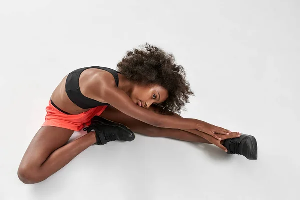 Kıvırcık atletik ve esnek siyah kız esnemesi — Stok fotoğraf