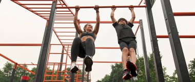 Güçlü anne ve oğul spor sahasına yaklaşıyorlar.