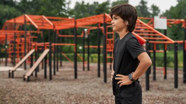 Spor sahasında Avrupalı sporcunun yan görünüşü