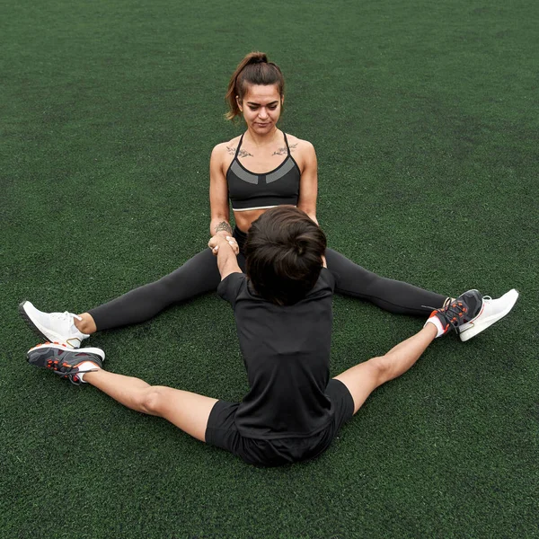 Anne oğlu spor sahasında geriniyor.