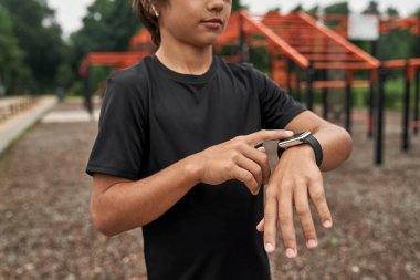 Sporcu çocuğun kısmi kullanımı ve akıllı twatch 'e göz atması