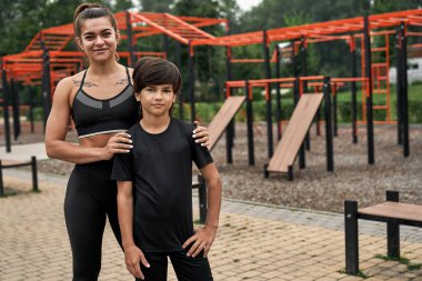 Avrupa sporcu anne ve oğlu kameraya bakıyor