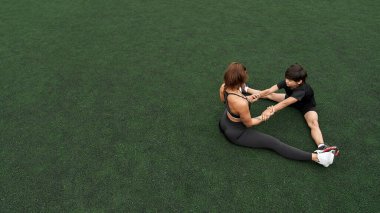 Atletik anne ve oğulun yüksek açılı görüntüsü