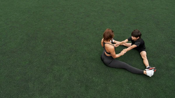 Atletik anne ve oğulun yüksek açılı görüntüsü