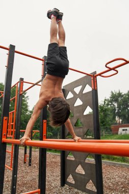 Sporcu çocuk yatay çizginin üzerinde duruyor.