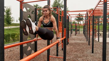 Spor salonunda karın kası egzersizi yapan sporcu kadın.