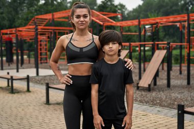 Anne ve oğlunun kameraya bakışları.