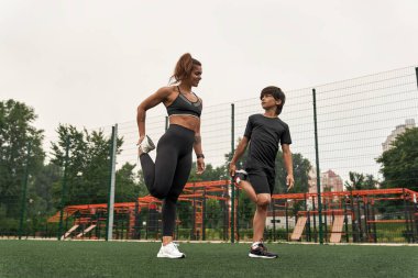 Kafkas atletik anne ve oğlu bacak esnetiyorlar