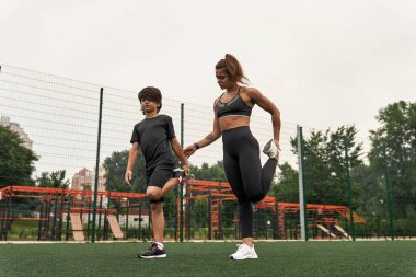Kafkas atletik anne oğlunun bacak esnetmesine yardım etti