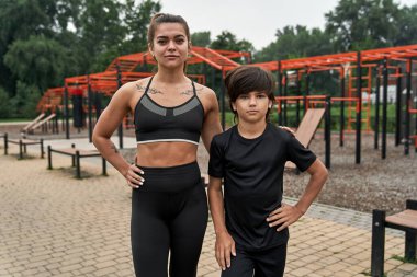 Kafkas sporu anne ve oğlunun ön görüntüsü