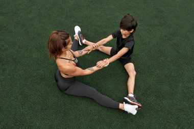 Yüksek açılı anne ve oğul manzarası ısınıyor.