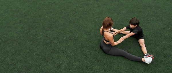 Anne ve oğlunun manzarası tarlada ısınıyor.