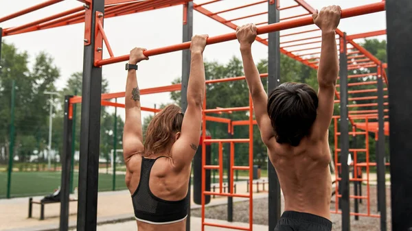 Anne ve oğul karın kasları için egzersiz yaparlar.