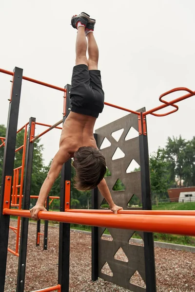 Sporcu çocuk yatay çizginin üzerinde duruyor.