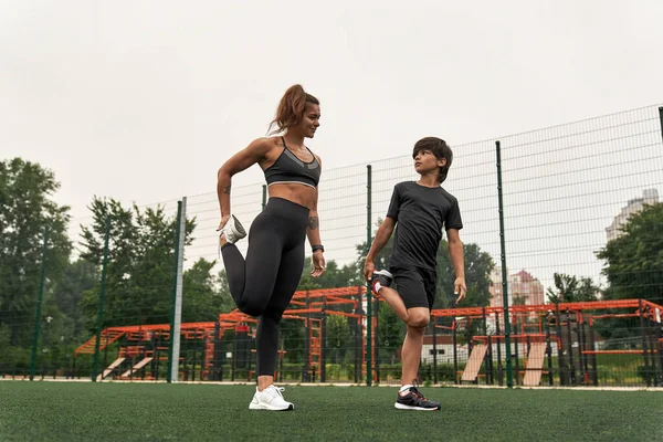 Kafkas atletik anne ve oğlu bacak esnetiyorlar