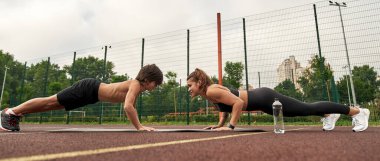 Kafkas atletik anne ve oğlu kalas yapıyor.