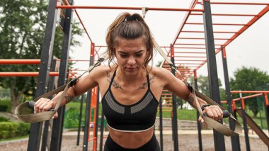 Sporcu kadının kırpılmış görüntüsü sırt için egzersiz yapar