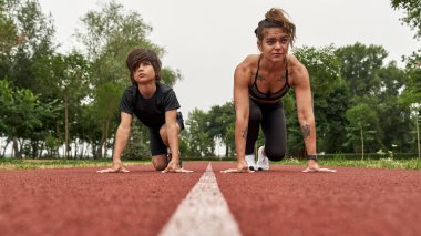 Anne ve oğul dışarı çıkmadan önce işe koyuldular.