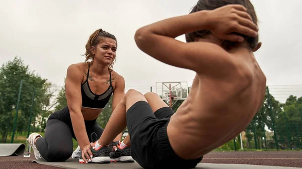 Avrupalı anne oğlunun spor paspası üzerinde çıtır çıtır çalışmasına yardım ediyor