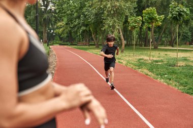 Bulanık spor önplanlı koşan çocuk