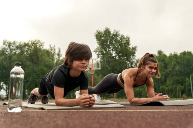 Kafkas anne ve oğlu kalas egzersizi yapıyor.