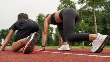 Anne ve oğulun poposu, koşuya başlamak için bekleyin.