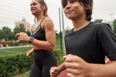 Çocuk koşusuna odaklan ya da bulanık annesiyle koş.