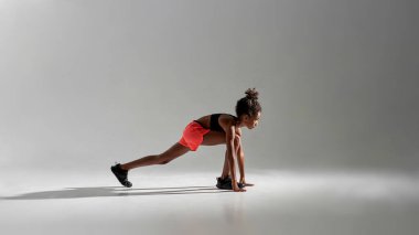 Yoğunlaşmış kız koşudan önce başlamayı bekliyor