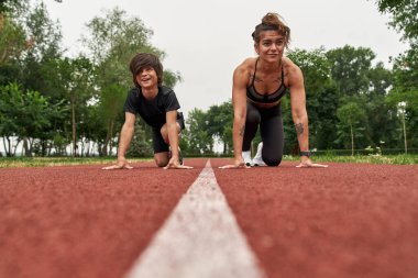 Gülümseyen anne ve oğul koşmadan önce bekleyin.