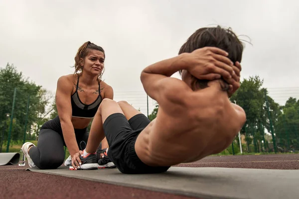 Kafkasyalı ananın dibi oğlunun çıtırdatmasına yardım eder.