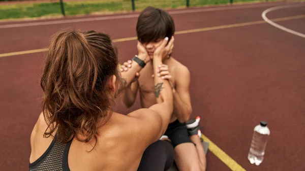 Fokus på mor touch ansikte son på idrottsplats — Stockfoto