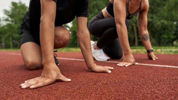 Koşmadan önce anne ve oğlunun bir kısmı başlangıç aşamasında.