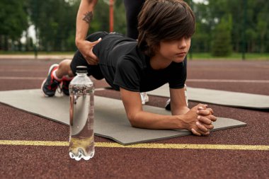 Kısmi anne, beyaz evladına kalas işinde yardım ediyor.