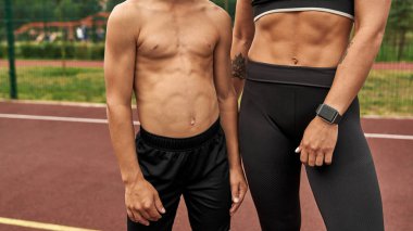 Kısmi anne ve oğlunun atletik gövdesine odaklan.