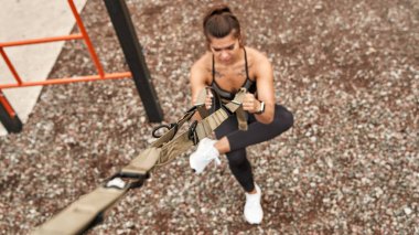 Bulanık kadının elindeki kemerlerin odağı egzersiz yapar.