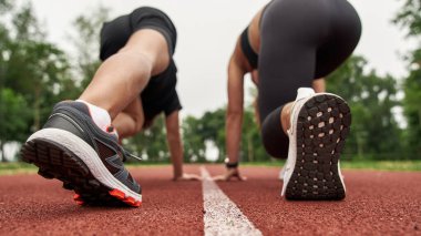 Koşmadan önce anne ve oğluna odaklan.