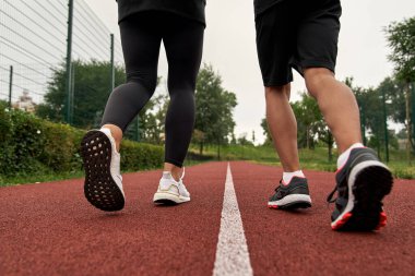 Anne ve oğlunun kısmi arka plan görüşü