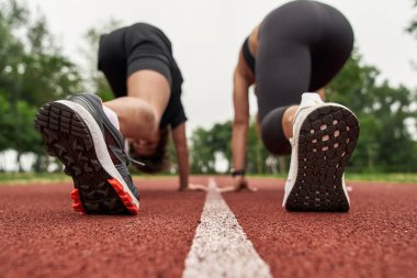 Bulanık anne ve oğlu koşmaya başlamadan önce