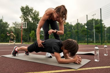 Anne, oğluna kalas yapmasında yardım ederken ukalalara göz kulak ol.