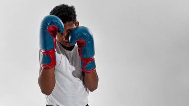 Kendine güvenen boksör çocuğun kısmi görüntüsü