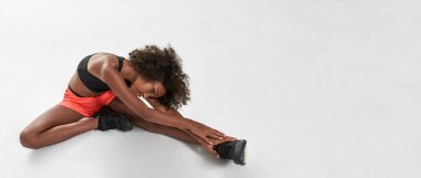 Kıvırcık kız antrenmandan önce spor giyer.