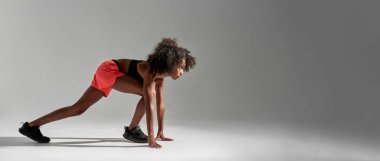 Odaklanmış atletik kız koşudan önce başlamayı bekliyor