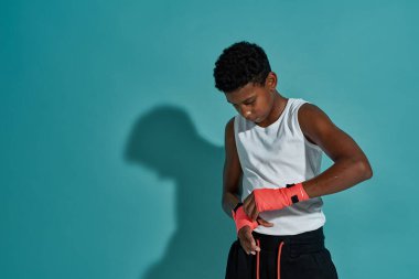 Odaklanmış boksör boks elastik bandajı sarıyordu.