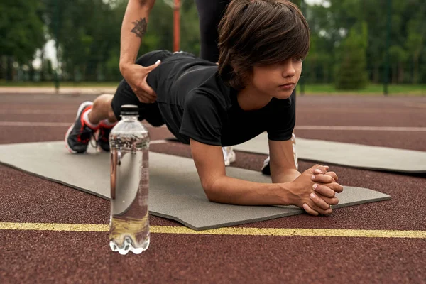 Kısmi anne, beyaz evladına kalas işinde yardım ediyor.