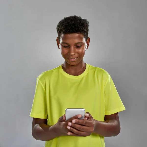 Front view of smiling boy browsing smartphone — Fotografia de Stock