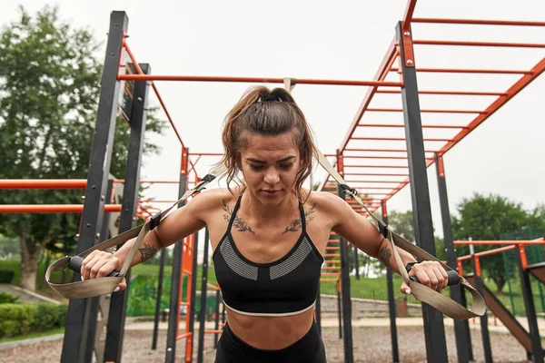 Sporcu kadının kısmi görüntüsü sırt için egzersiz yapar